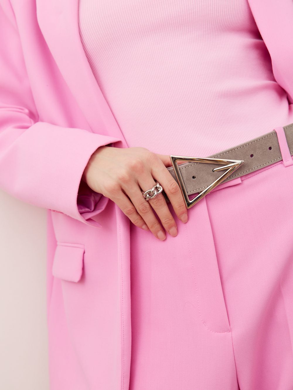 БАЗОВЫЙ РЕМЕНЬ С ТРЕУГОЛЬНОЙ ПРЯЖКОЙ ЗАМША СЕРЫЙ