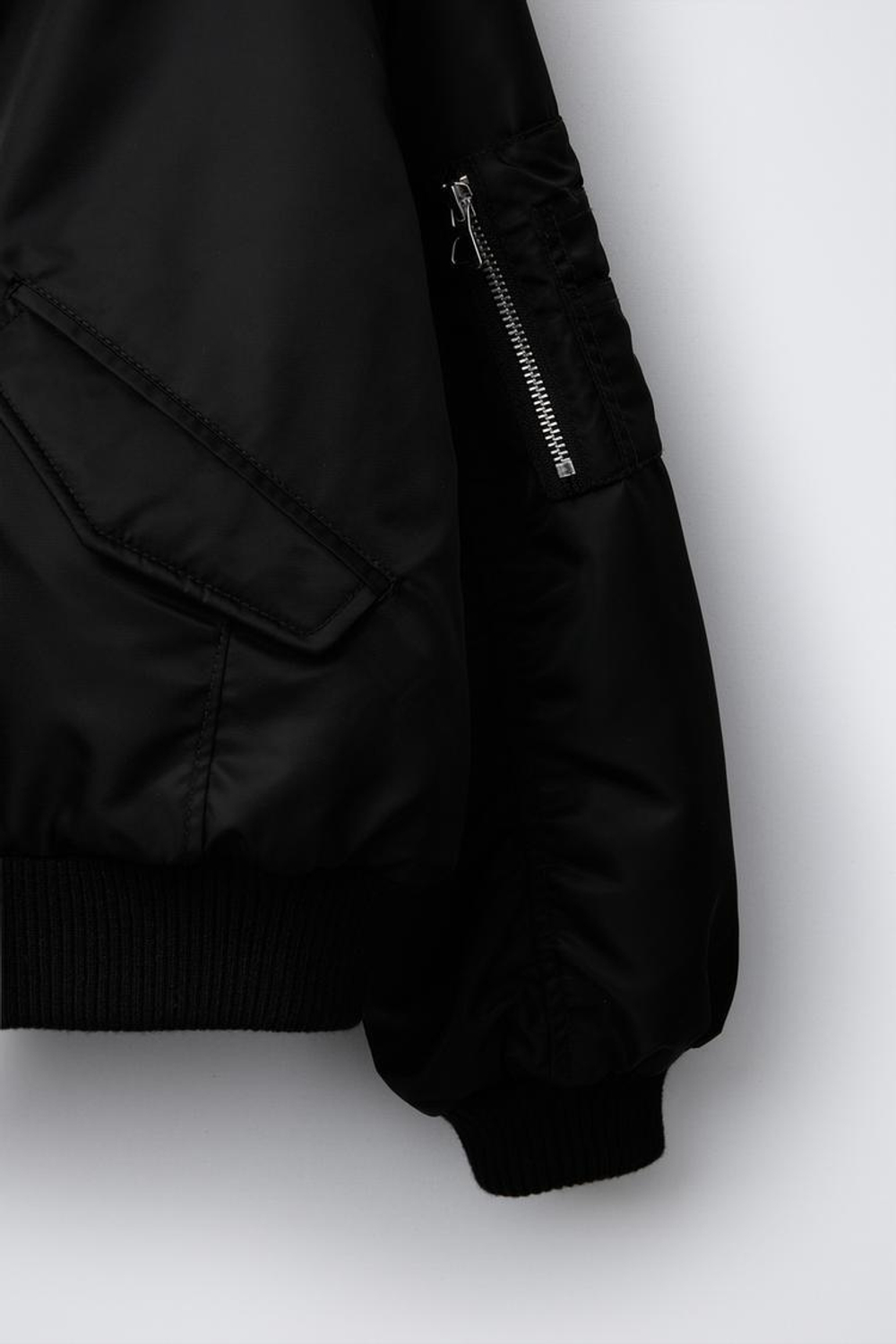 ZARA БОМБЕР ИЗ НЕЙЛОНА СО СБОРКАМИ, ЧЕРНЫЙ