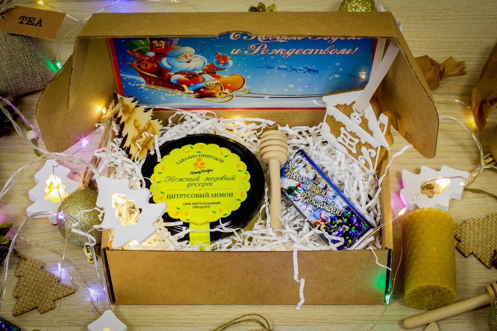 Медовый подарочный новогодний набор в крафт-коробке с принтом