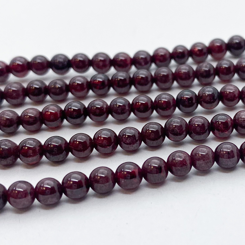 Бусины Гранат, диаметр 4,3-4,5 мм, цена за 43-44 шт (1/2 нити)