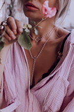 Колье-галстук «Клевер» с бусинами из розового кварца