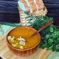 Готовый рассольник 350 мл — аппетитный суп с перловкой и зеленью. Густой навар с кусочками овощей.