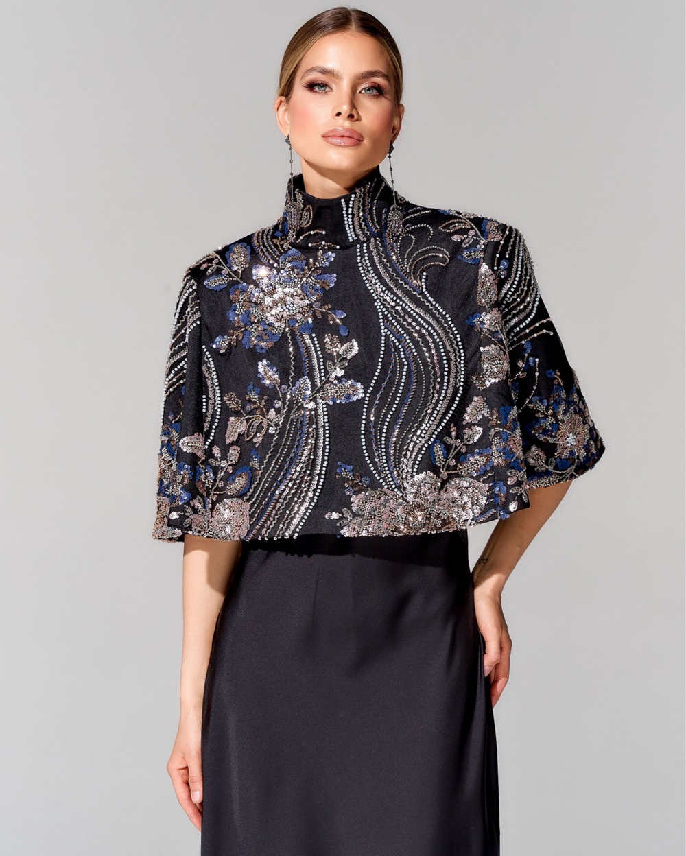 Укороченный кейп с вышивкой ручной работы