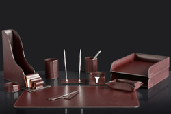 На фото набор на стол руководителя 73217 12 предметов кожа LUX Full Grain цвет "Brown".