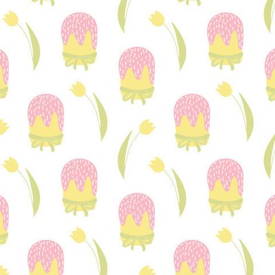 Пасхальные куличи и желтые тюльпаны