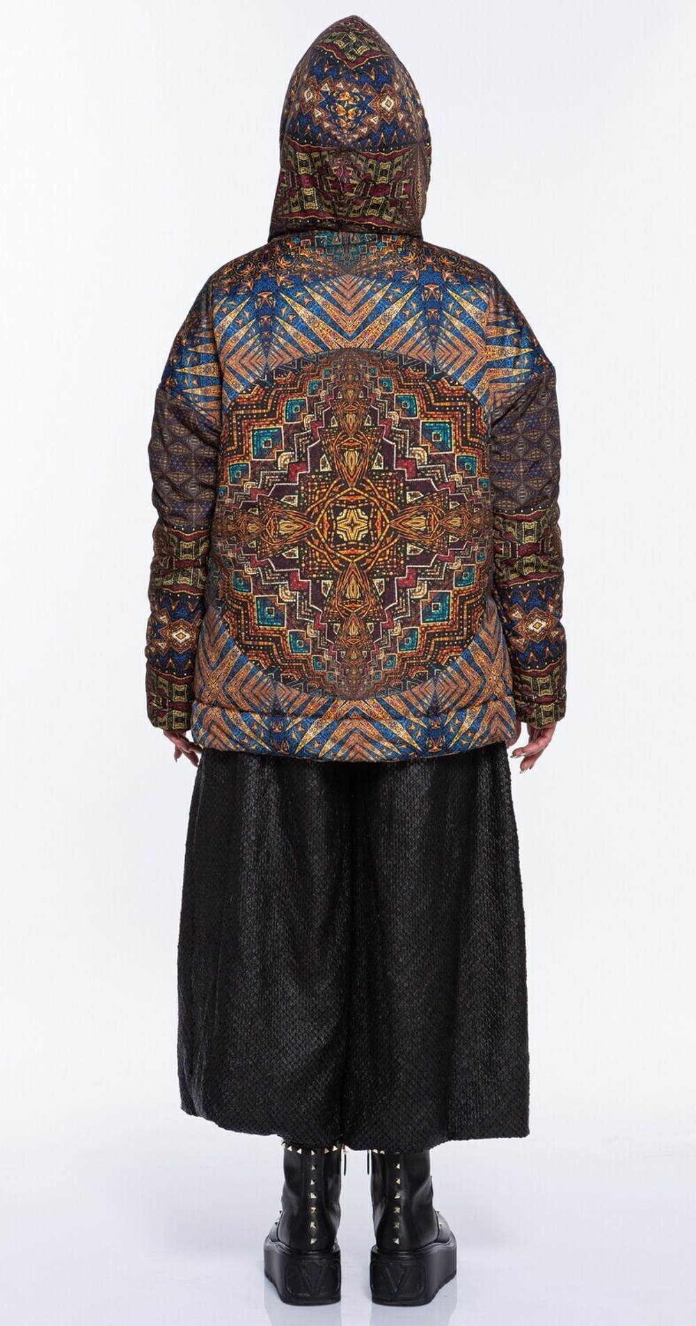 Двусторонняя куртка «Легенда», о мотивам мозаик кафедрального собора Девы Марии в Ахене и золотого дракона на церемониальном халате императора династии Цин, 18 век