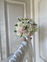 Свадебный букет из кустовых пионовидных роз, диантусов, лизиантуса и эвкалипта