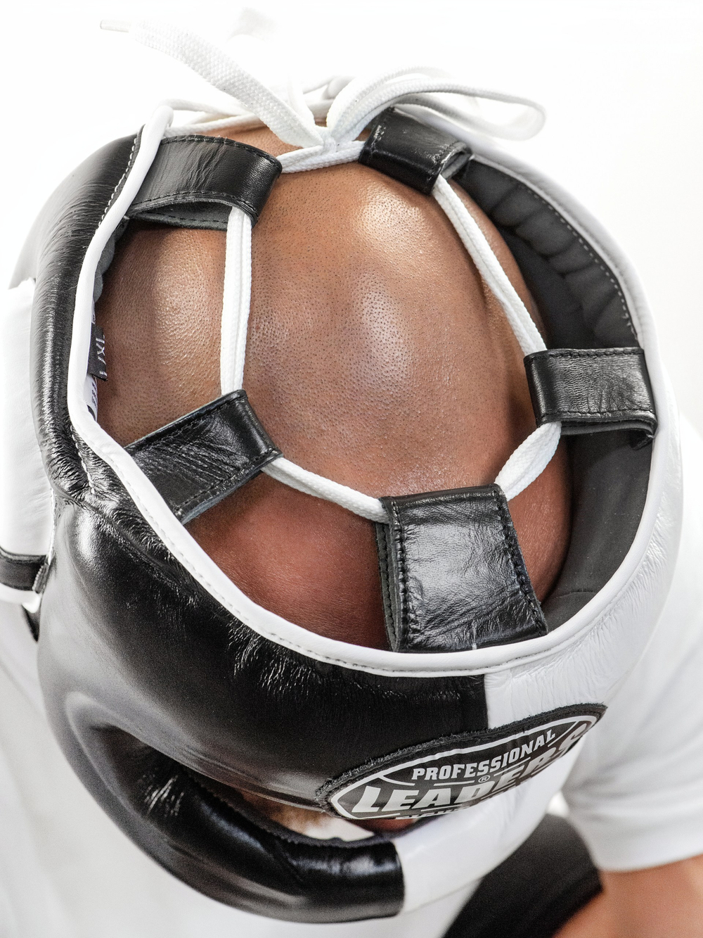 Шлем боксерский LEADERS LS с бамперной защитой BK/WH 1/2