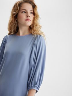 Платье с пышными рукавами жемчужного цвета