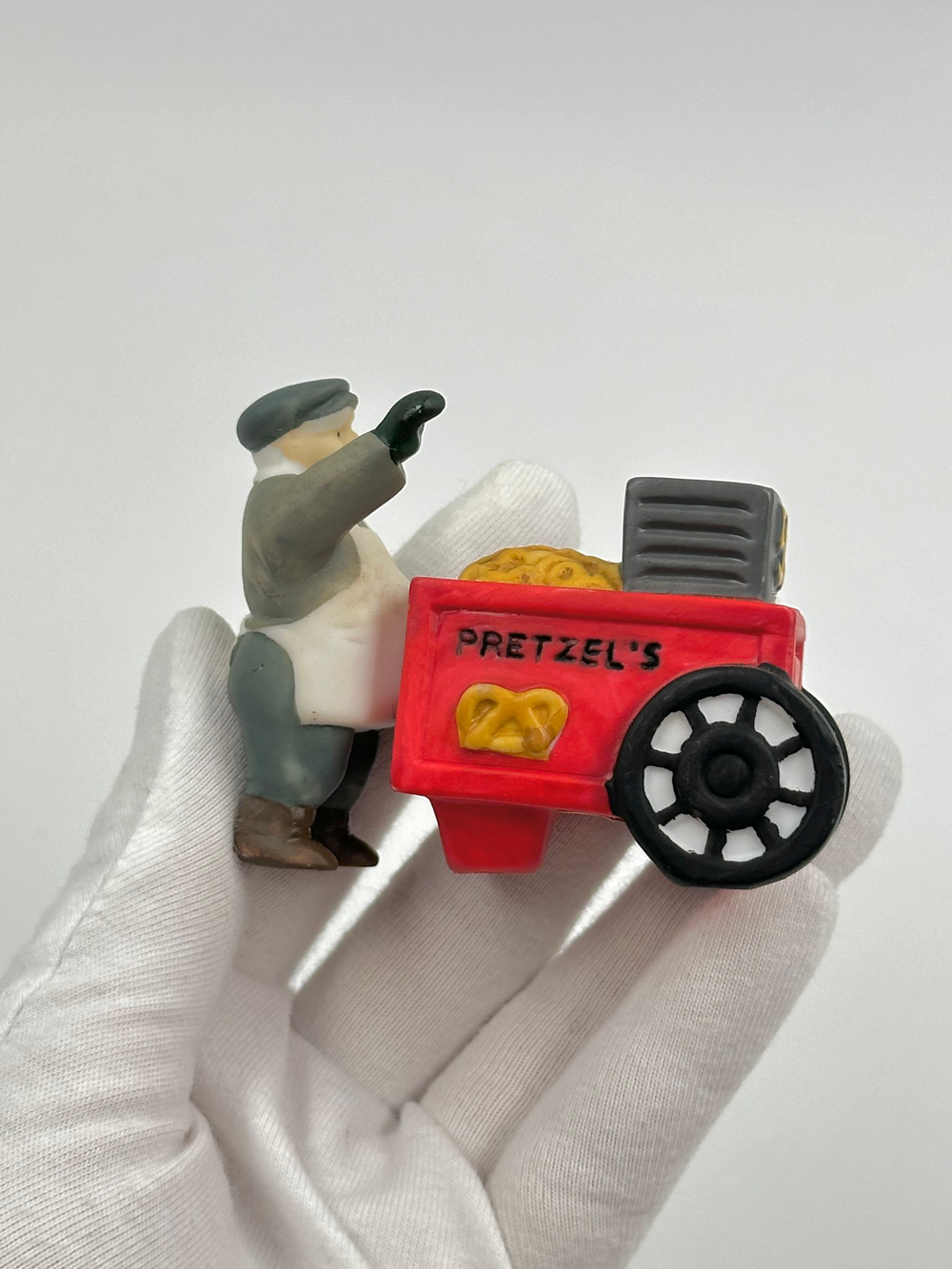 Фигурка Продавец претцелей Department 56