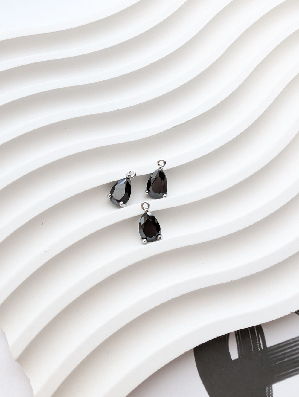 Подвеска капля черная, 9.3*6.3мм