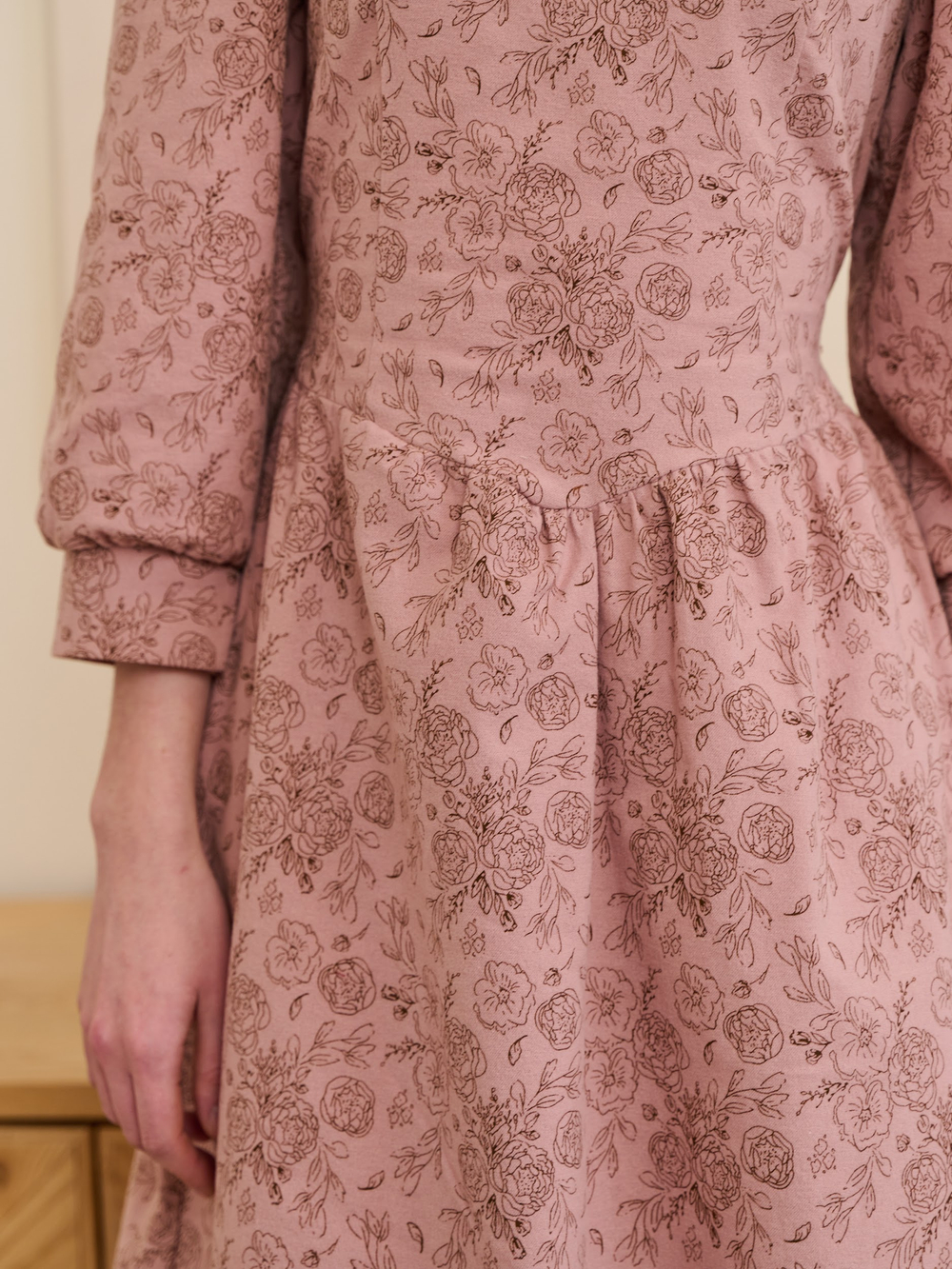 Платье с вырезом-сердечко