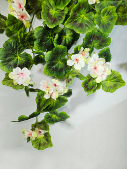 Искусственные цветы Герань ампельная бело-зеленая в настенном кашпо