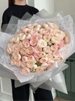 Гранд букет из нежной кустовой пионовидной розы