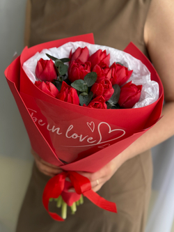 Пионовидные красные тюльпаны и эвкалипт в элегантном оформлении от Флора Маркет