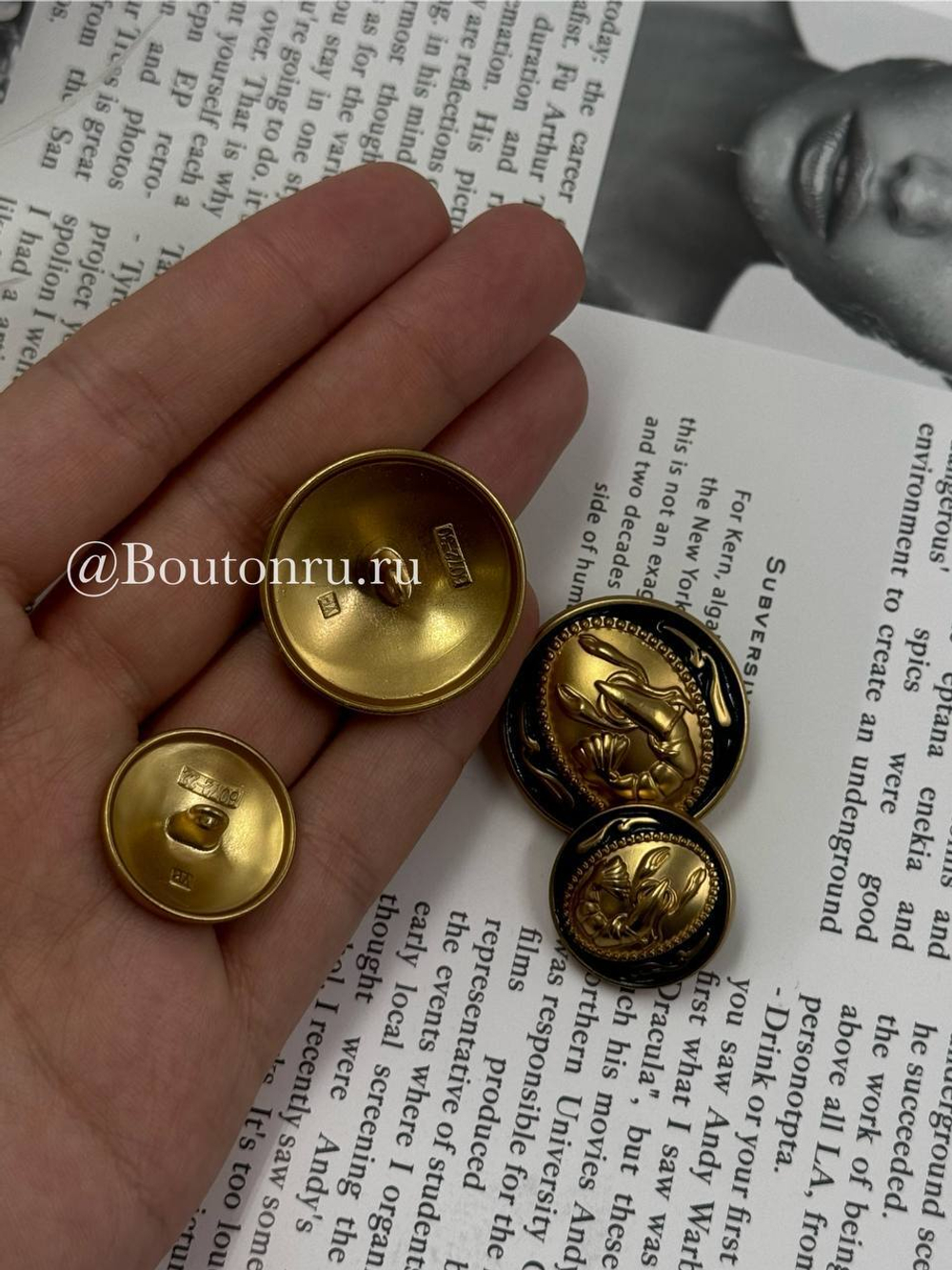 Пуговицы Скиап. лобстер матовое золото с черной эмалью