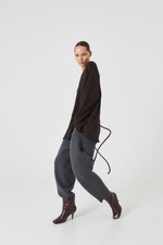 Лонгслив с V-образным вырезом