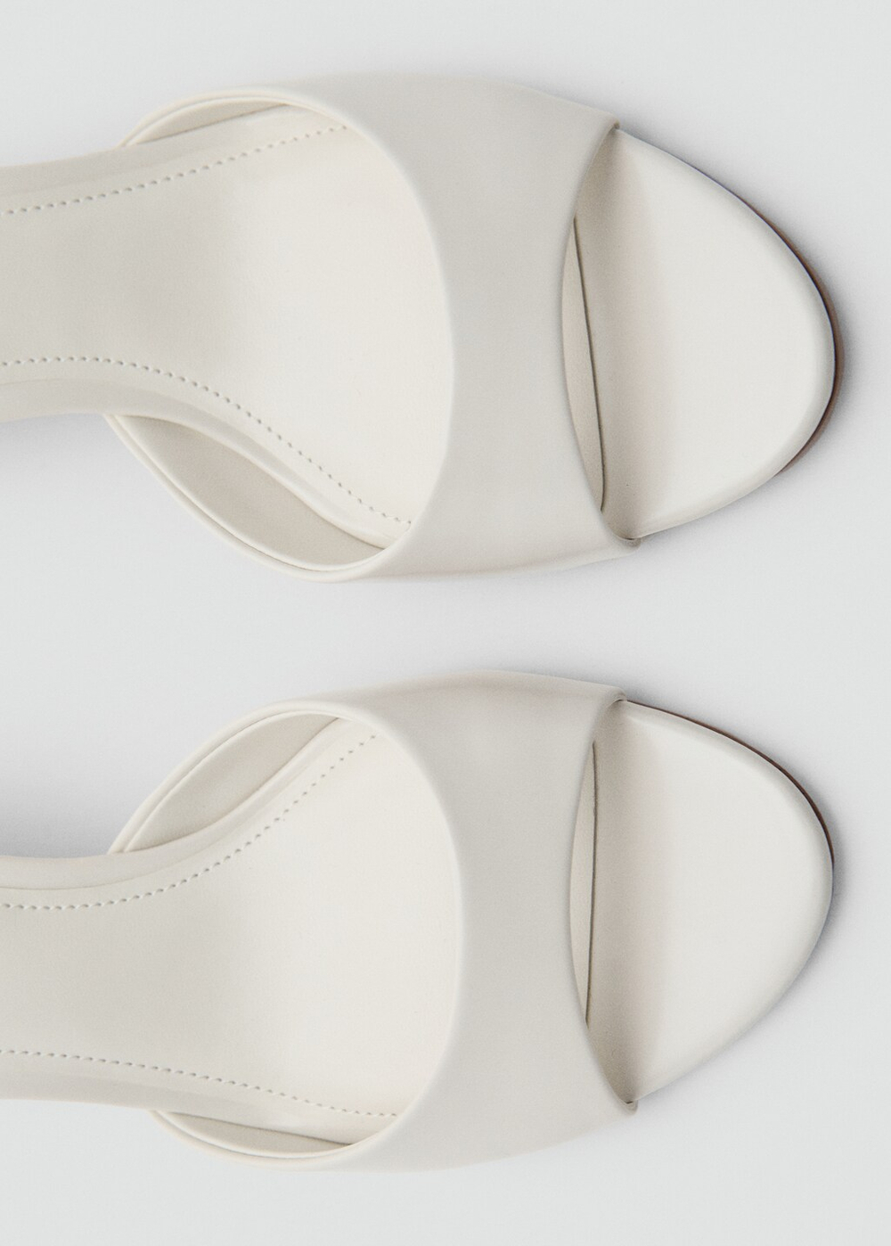 Босоножки с ремешком на каблуке kitten