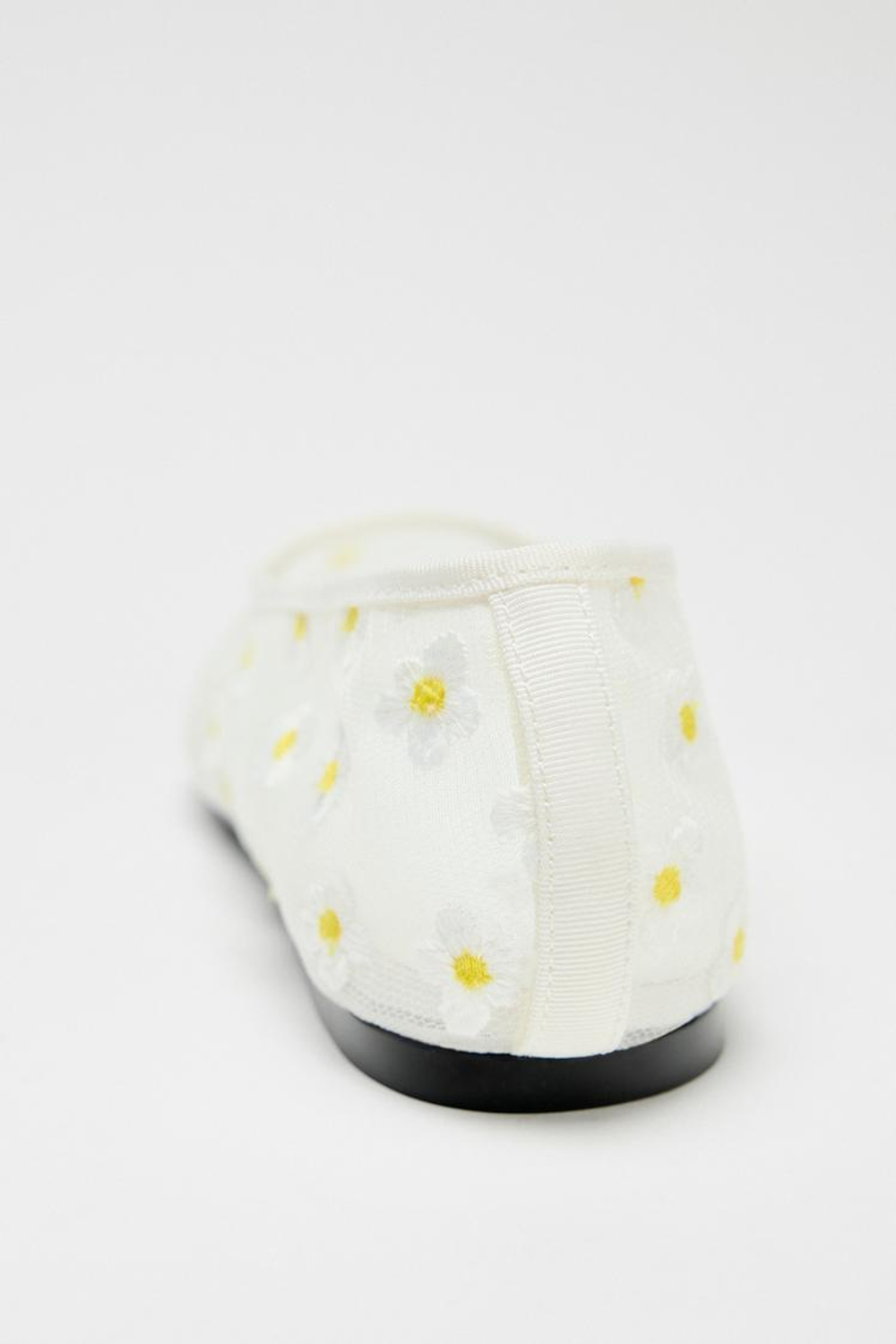 ZARA БАЛЕТКИ ИЗ СЕТЧАТОЙ ТКАНИ С ЦВЕТОЧНЫМИ ДЕТАЛЯМИ "РОМАШКА", БЕЛЫЙ