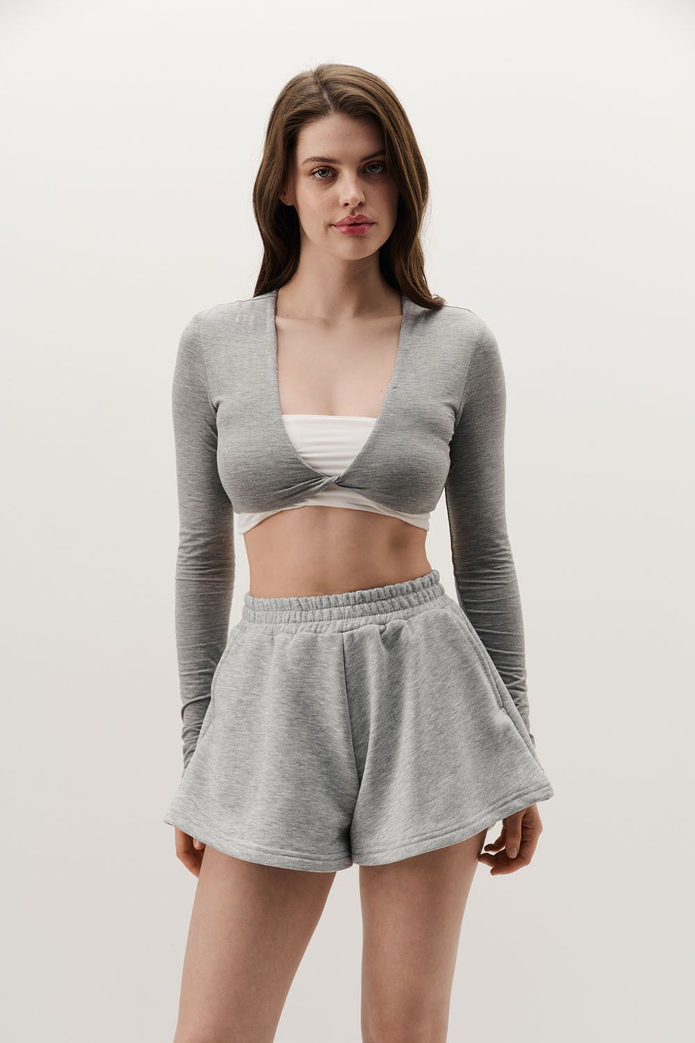 Лонгслив с перекрутом укороченный цвета серый меланж