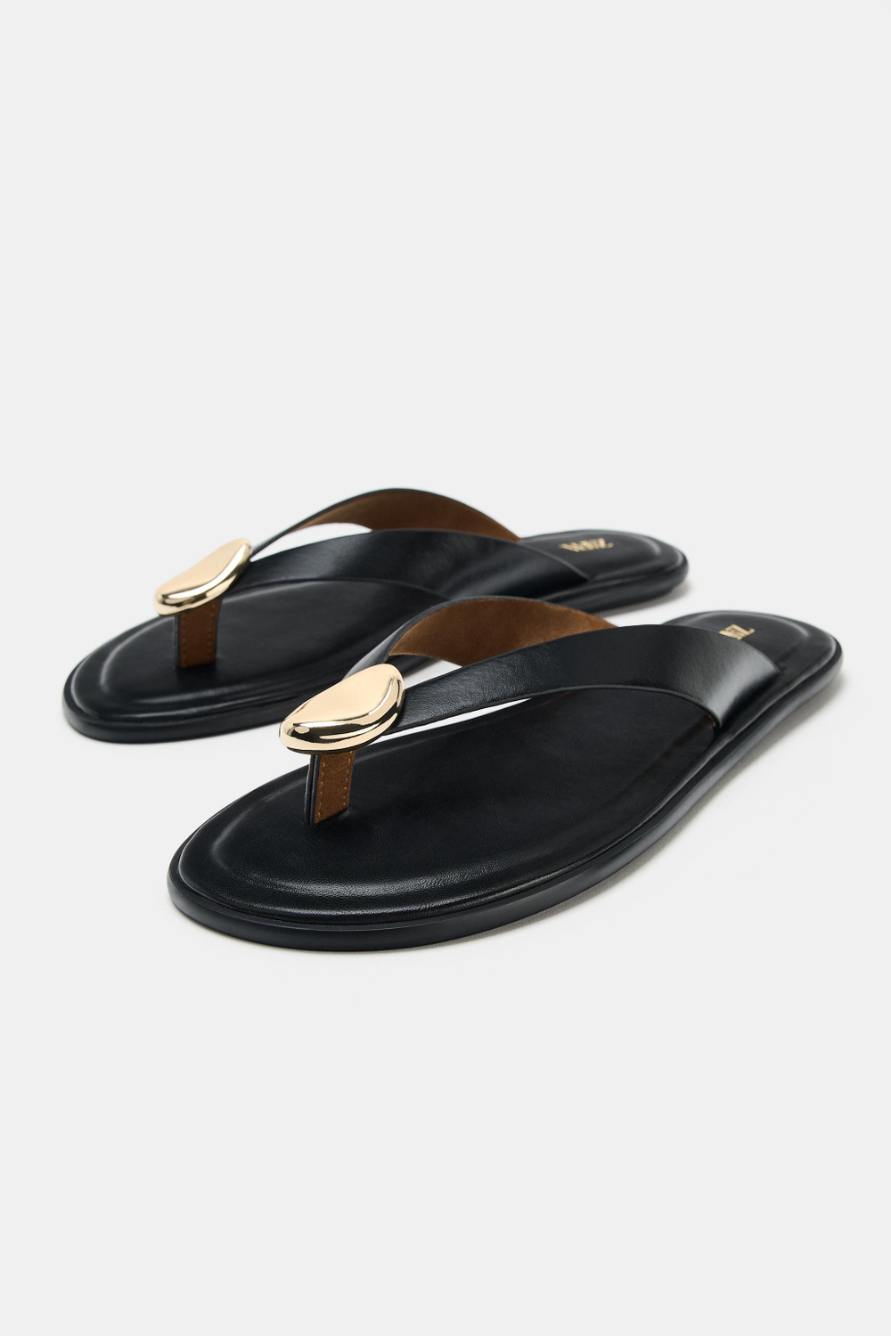 ZARA САНДАЛИИ С МЕТАЛЛИЧЕСКОЙ ДЕТАЛЬЮ, ЧЕРНЫЙ