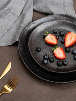 Набор из 2 тарелок 21 см мятый фарфор черная плоская