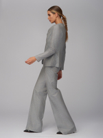 Женский серый костюм в клетку без воротника