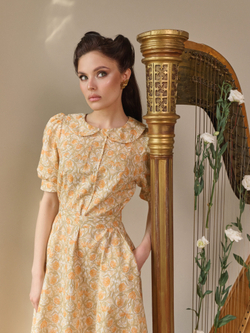 Платье с отложным воротником