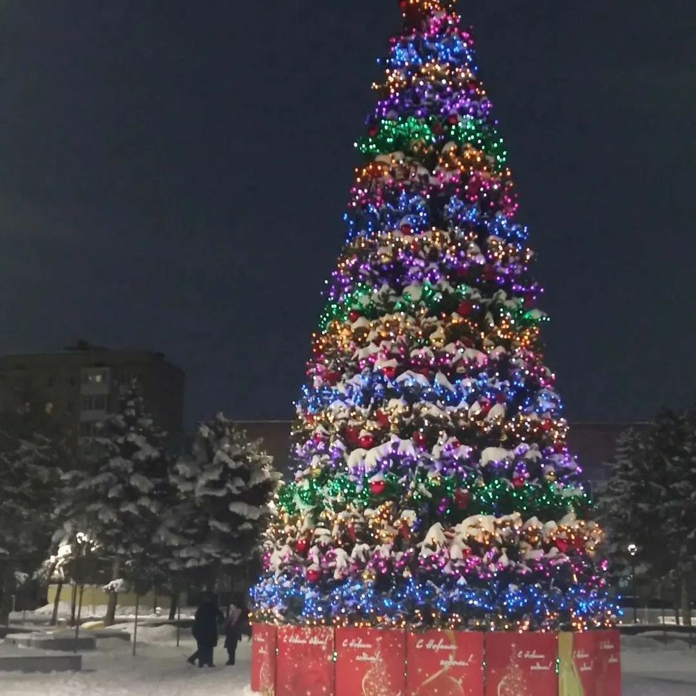 Светодинамическая елка каркасная - встроенная гирлянда: цветная -"Уральская" высота от 4 до 30 м