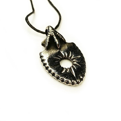 Кулон Лапа дракона с резцом