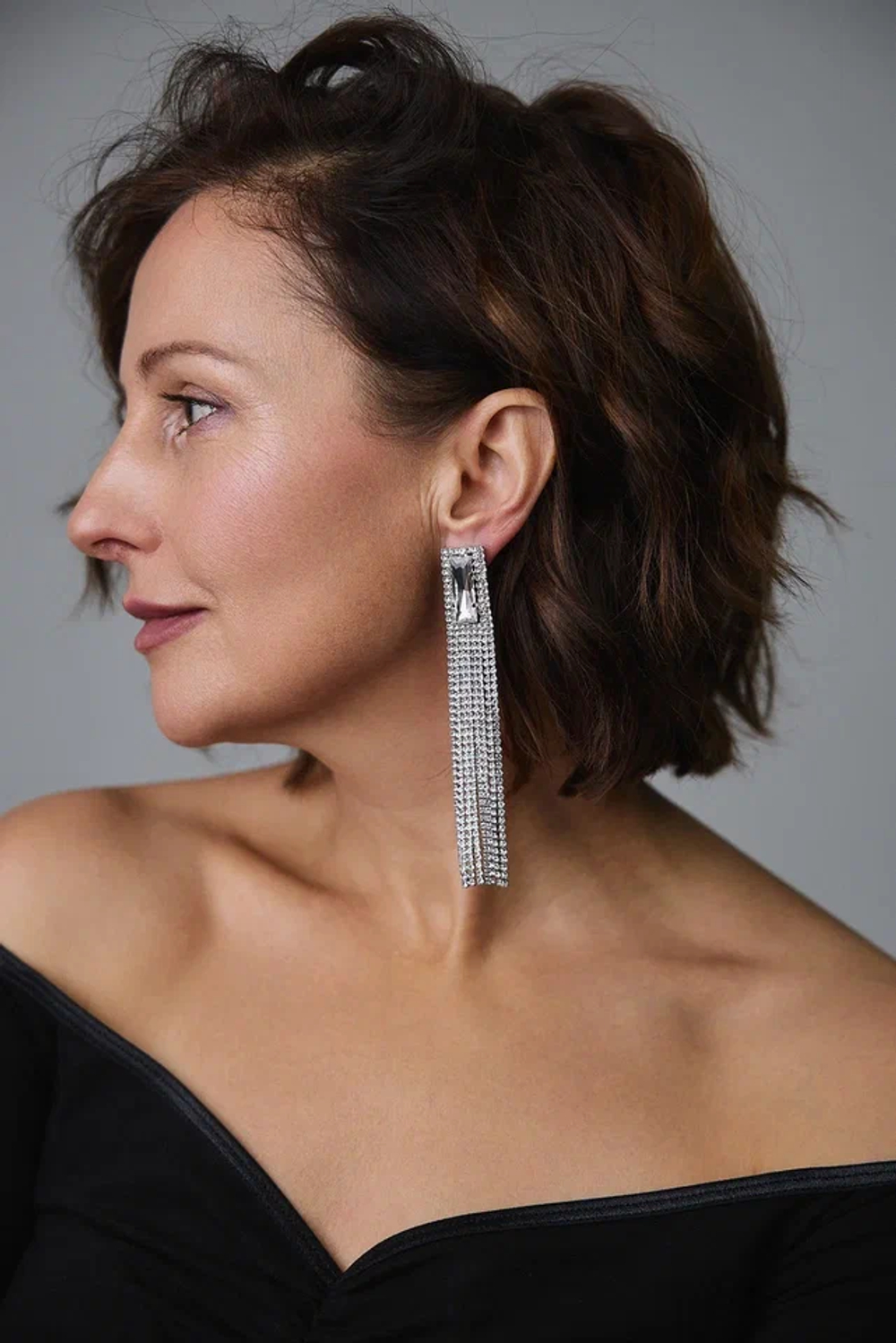 Серьги пусеты с прямоуг. кристал. и длин.нитями из мелких прозр.крист, оттенок серебро