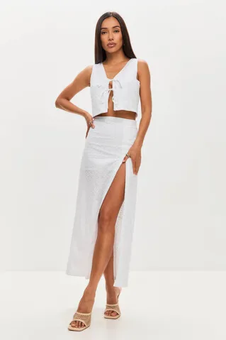Юбка прямого кроя с разрезом из шитья белого цвета
