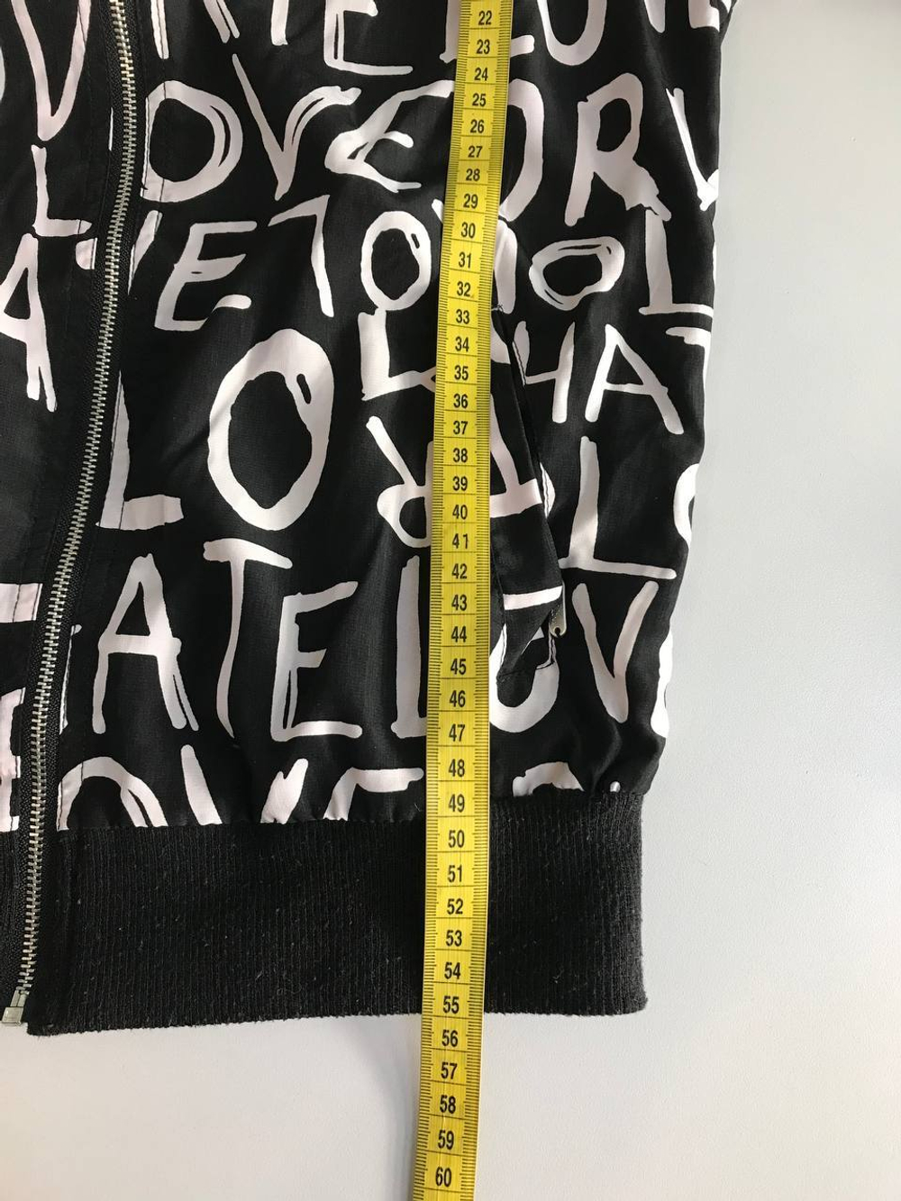 Бомбер в монохроме, маркировка М, визуально на 46 размер