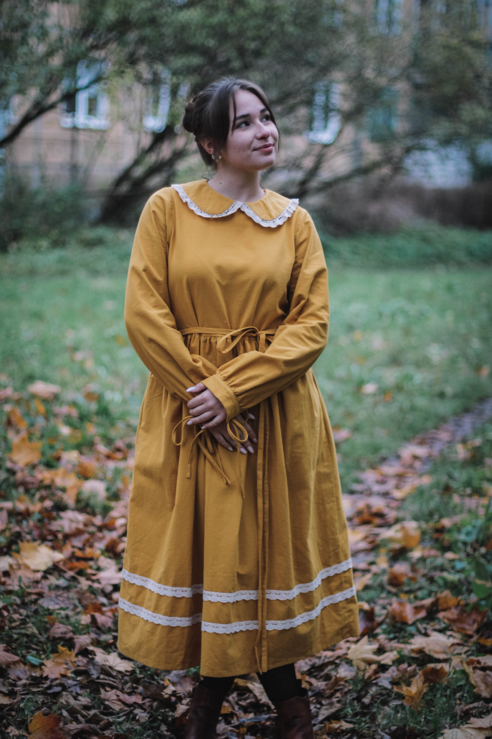 Винтажное платье желтого цвета с кружевом