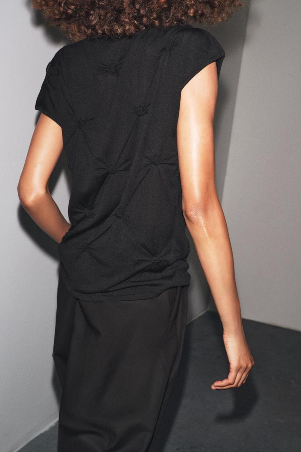 ZARA ТРИКОТАЖНЫЙ ТОП, ЧЕРНЫЙ