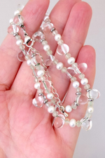 Чокер с прозрачными каплями кварца. пресноводным жемчугом и пренитом