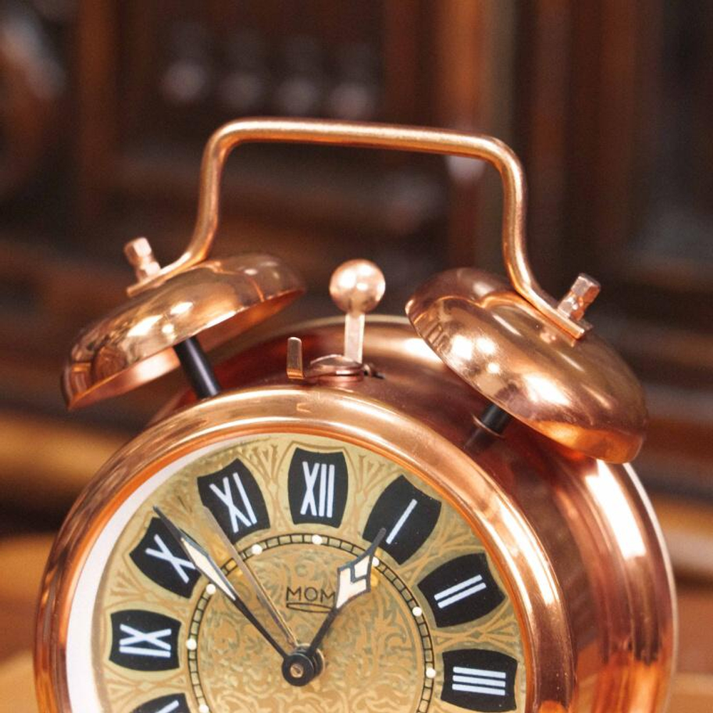 Настенные винтажные часы и настольный будильник