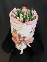 Букет 25 тюльпанов в цветочной газете