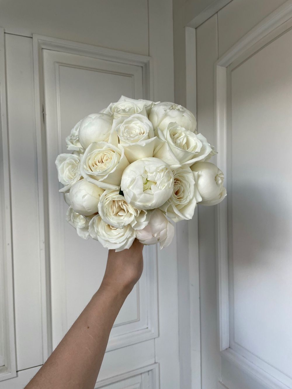 Свадебный букет из пионов и одноголовых роз