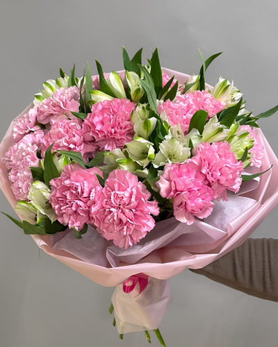 Букет из диантусов и альстромерии