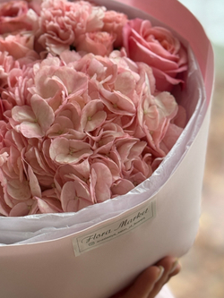 Изящное сочетание сезонных цветов розовой гаммы в стильном оформлении от Флора Маркет