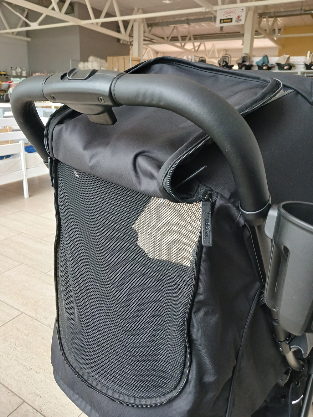 Коляска прогулочная Peppy Latina (black cosmos) черная