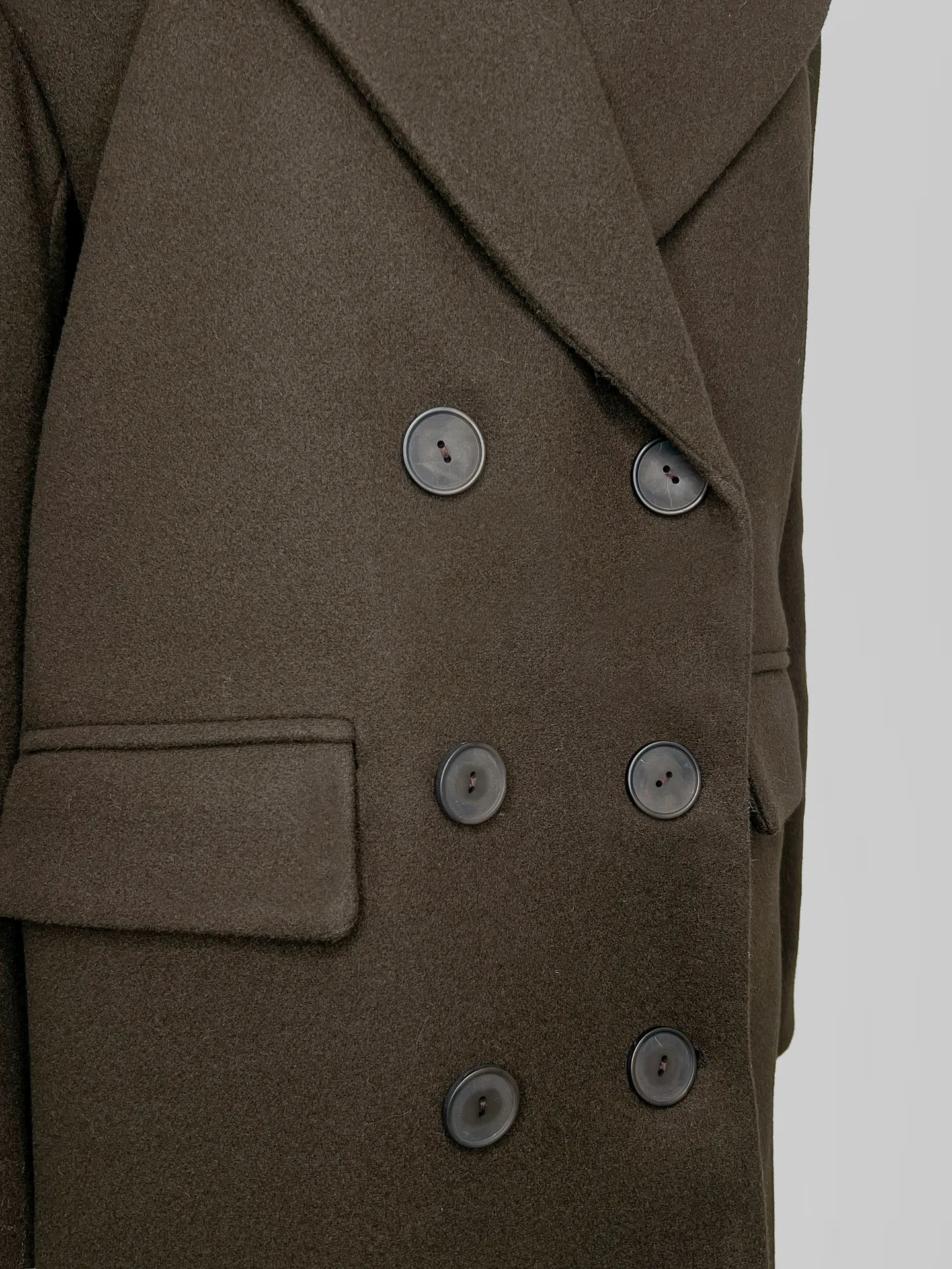Пальто Agdali Brand однотонное прямого кроя на три пуговицы