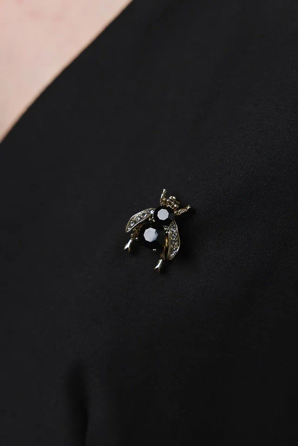 Брошь мини пчела с черными кристаллами, оттенок золото