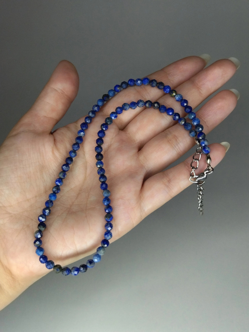 Колье-чокер из натуральных камней с лазуритом