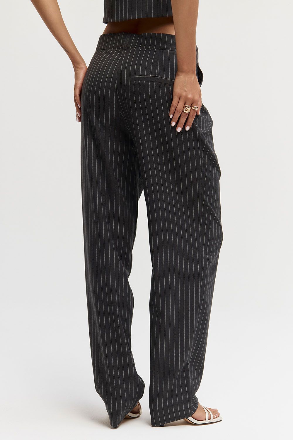 Брюки бананы в полоску темно-серого цвета