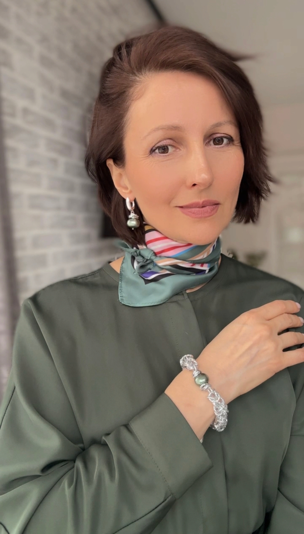 Браслет из гальванических цепей в оттенке серебро с жемчугом Майорка цвета хаки. Регулировка длины.