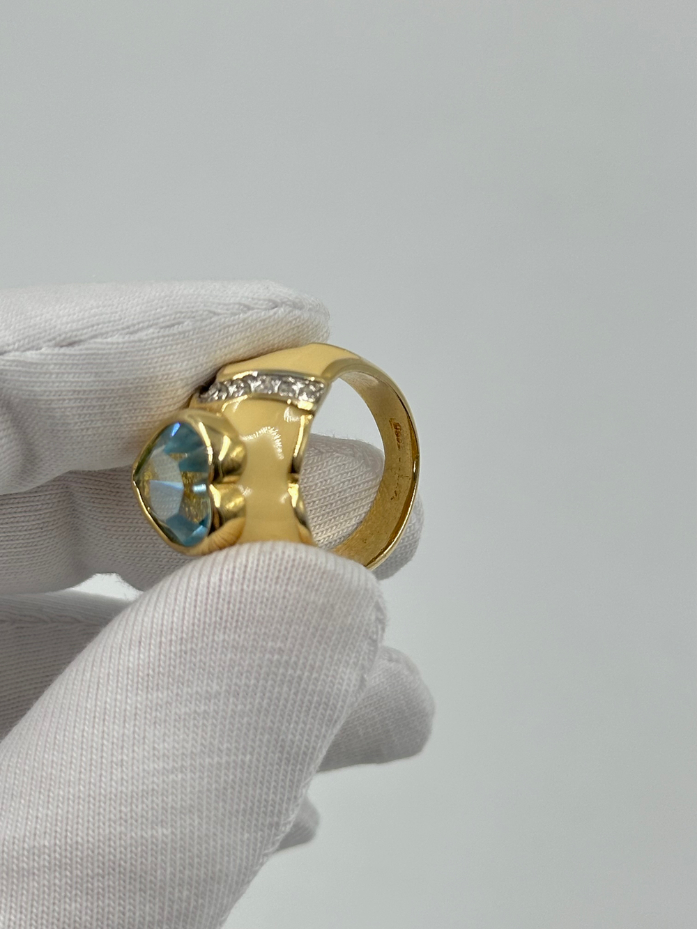 Кольцо с голубым кристаллом