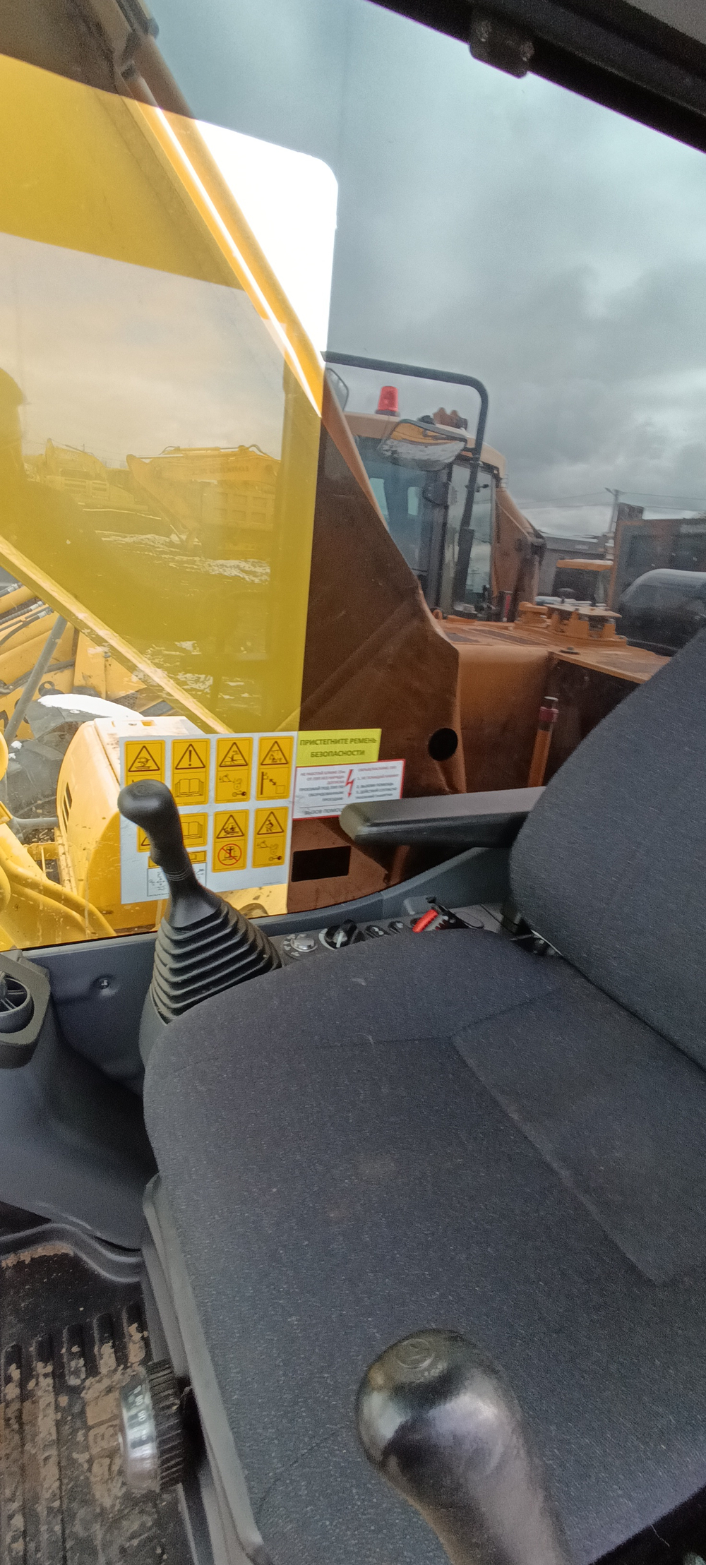 KOMATSU PC 210 Экскаватор PC210-10M0 (Дизельный, 6,7 л, 167 л.с., АТ)