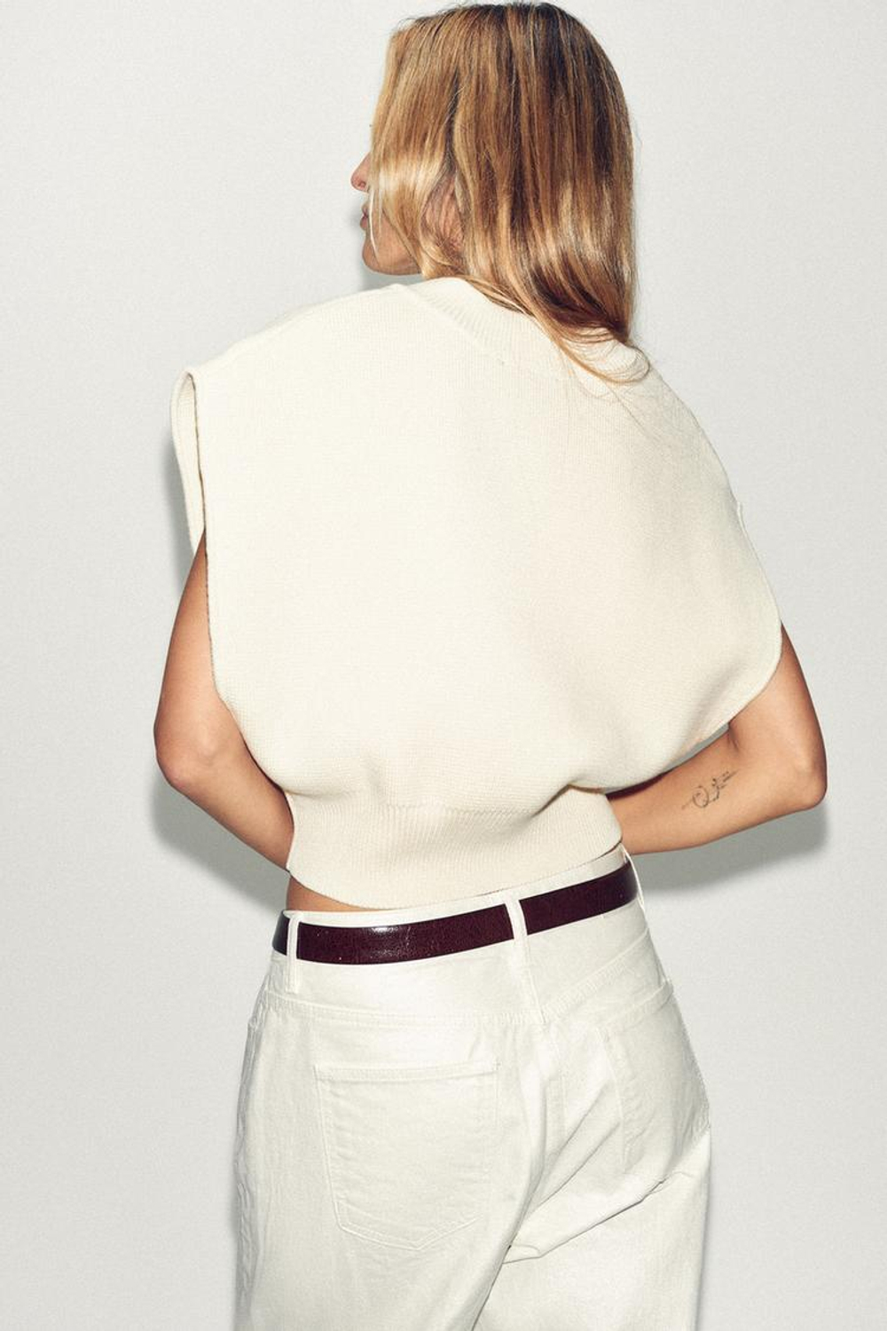 ZARA КОРОТКИЙ ОДНОТОННЫЙ ТРИКОТАЖНЫЙ ЖИЛЕТ, ЭКРЮ